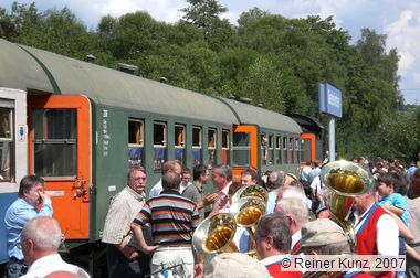 Empfang des Eröffnungs-Sonderzuges in Niederkirchen. © Reiner Kunz