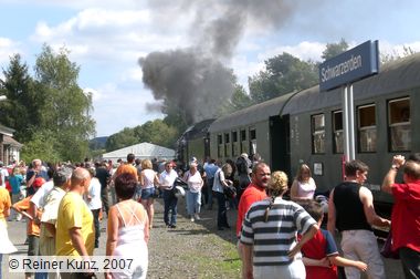 Dampfzug im Bahnhof Schwarzerden. © Reiner Kunz